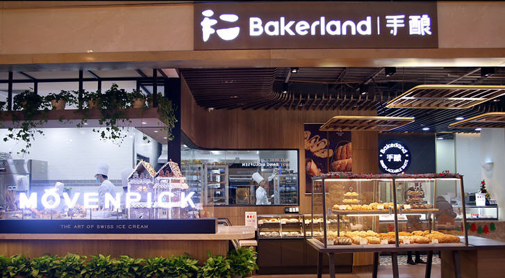 The dual brand concept store provides an extensive choice of bakery and ice-cream.
