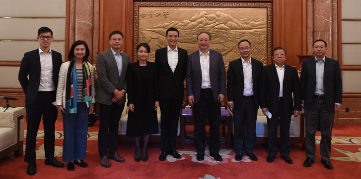 Ivan Chu (centre) and Mr Yin Li (fourth from right).