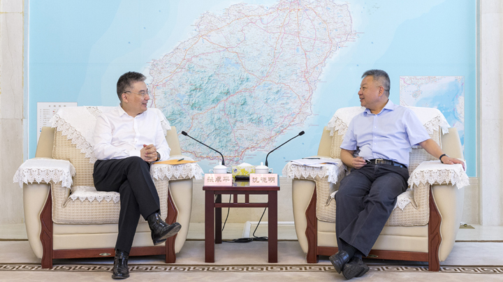 Zhang Zhuoping, Chairman of John Swire & Sons (China) Limited (left) meets the then Governor of Hainan Province, Mr Shen Xiaoming.