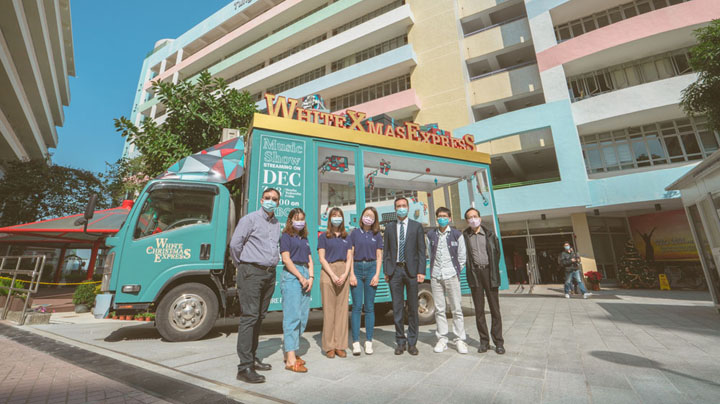 Student ambassadors of the Swire Properties Placemaking Academy spreads Christmas cheer in the Tung Chung community.