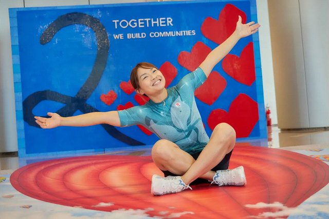Olympic Games medalist Sarah Lee cheering up the Community Ambassadors and long-term NGO partners at the roving exhibition.
