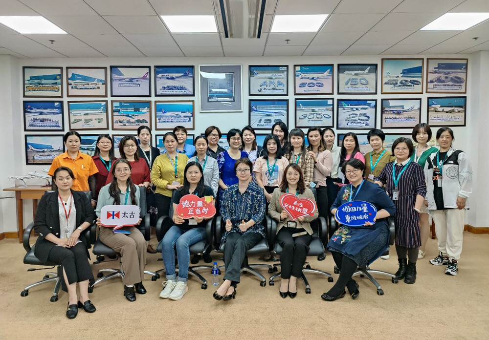 More than 100 participants from various Mainland cities joined the hybrid online/offline Leadership Series event.