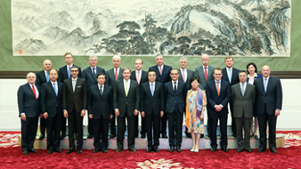 Merlin Swire (fifth from left, back row) and fellow delegates at the Global CEO Council summit hosted by Chinese Premier Li Keqiang (sixth from left, front row).