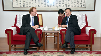 Merlin Swire meets with Mr Jiang Zengwei.