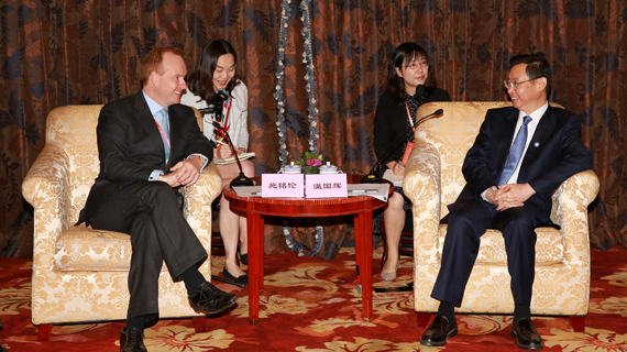 Merlin discusses the group's Guangzhou investments with Mr Wen Guohui.