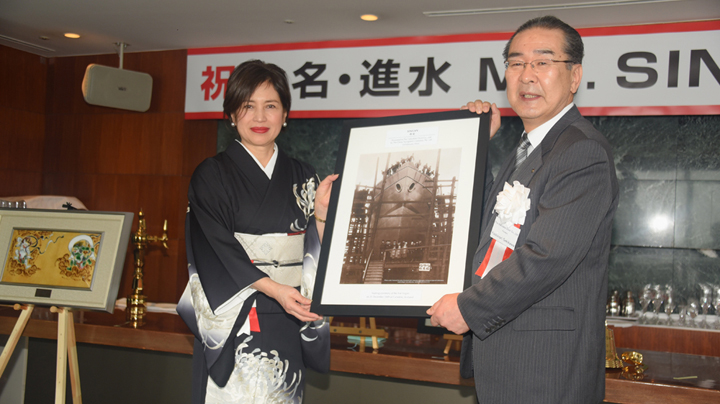 Mrs Kaori Imoto and Mr Yoshinori Sekikawa, President of the Hakodate Dock Company, hold a photo of the launch of CNCo’s first Singan in 1889.