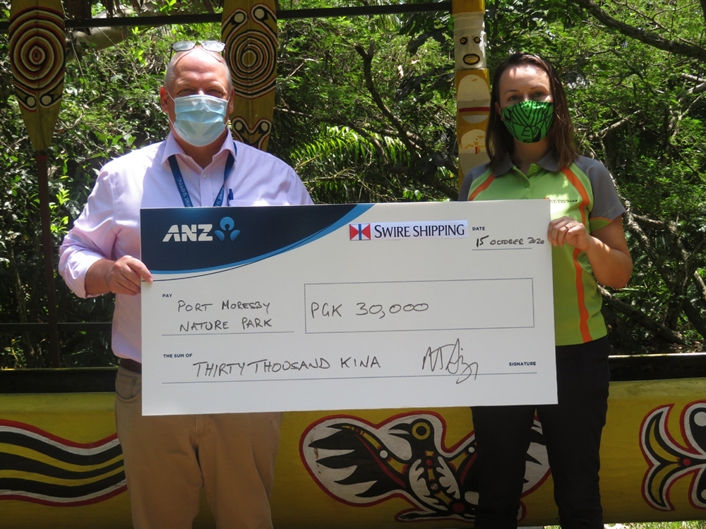 Alistair Skingley presents a cheque to the Port Moresby Nature Park’s CEO Ms Michelle McGeorge.