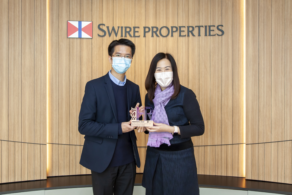 Jodi Kwok (right), Head of Human Resources & Administration of Swire Properties, received the award from William Ho, Acting General Manager of CTgoodjobs.