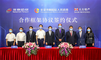 Senior representatives from the Beijing Chaoyang District Government, Beijing Public Transport Corporation and Swire Properties at the signing ceremony in August.