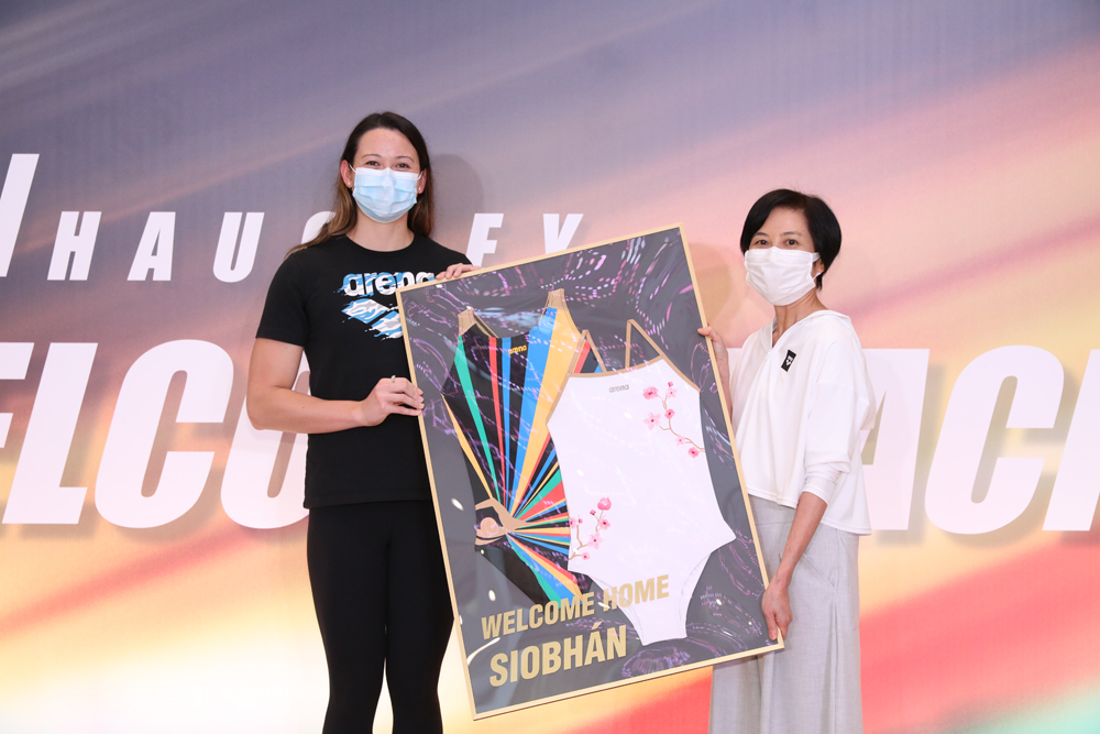 Swire Resources Managing Director, Janis Tam, presents a souvenir, including two swimsuits designed by Siobh&aacute;n.