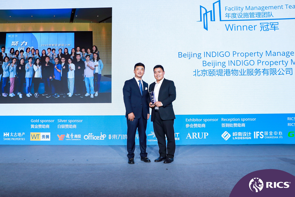 Mark Wang, General Manager, INDIGO (right) receives the awards on behalf of Swire Properties.