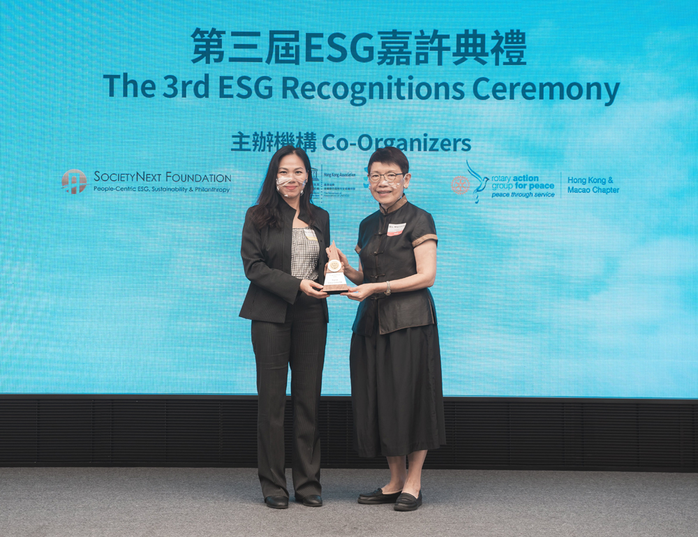 Suzanne Cheung, Head of Sustainability, Swire Coca- Cola HK (left), receives the InnoESG Prize 2021.