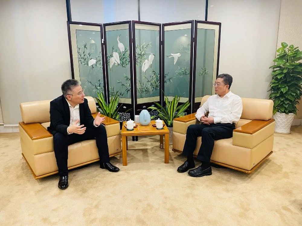 Zhang Zhuoping meets with Mr Zheng Gangmiao (right).