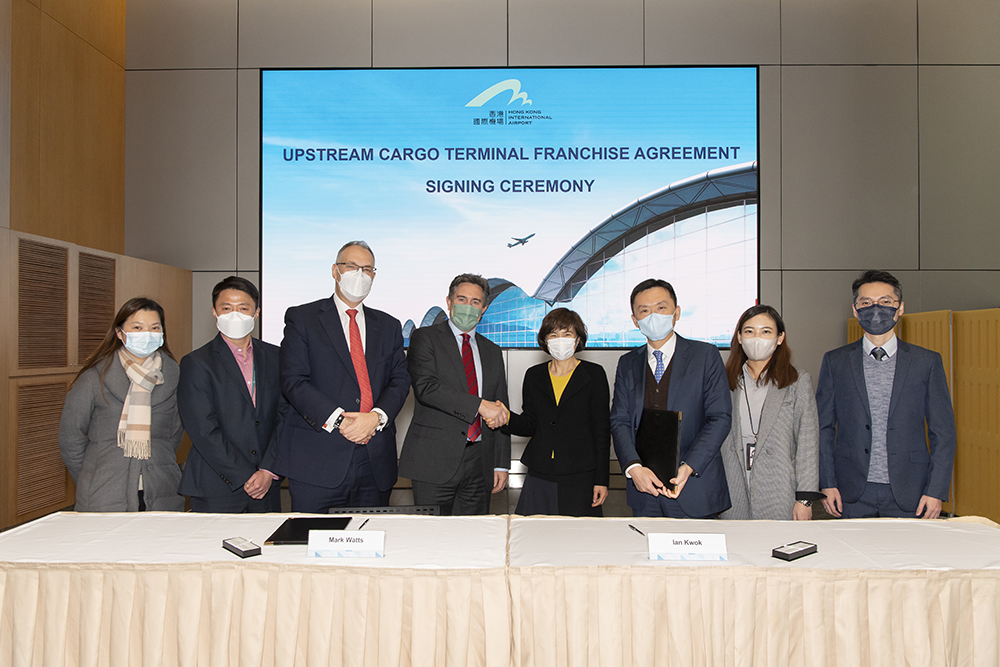 At the Air Cargo Service Agreement signing ceremony in January 2023, Cathay Pacific Director Cargo, Tom Owen (fourth from left) and AAHK Executive Director, Commercial, Ms Cissy Chan (fourth from right) are flanked by CPSL Chief Operating Officer Mark Watts and AAHK General Manager, Aviation Logistics, Mr Ian Kwok (third from left and third from right). 