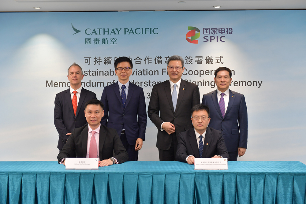 The MoU was signed by Cathay Pacific General Manager Corporate Affairs, Andy Wong and SPIC International Finance (HK) Co. Limited Chairman, Mr Yin Guoping (seated, left and right), and was witnessed by SPIC Chairman, Mr Qian Zhimin (standing, second from right) and Vice President, Mr Chen Haibin (standing, first from right), Cathay Pacific Group Chief Executive Officer, Ronald Lam (standing, second from left), and Chief Operations and Service Delivery Officer, Alex McGowan (standing, first from left). 