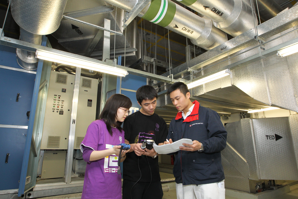 Tsinghua University students have the opportunity to gain hands-on engineering experience by working alongside Swire Properties’ maintenance teams.