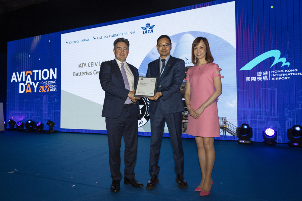 Cathay Pacific’s Director Cargo, Tom Owen, and Chief Customer and Commercial Officer, Lavinia Lau, receive the CEIV Li-batt certificate from IATA Regional Vice President, Dr Xie Xingquan.