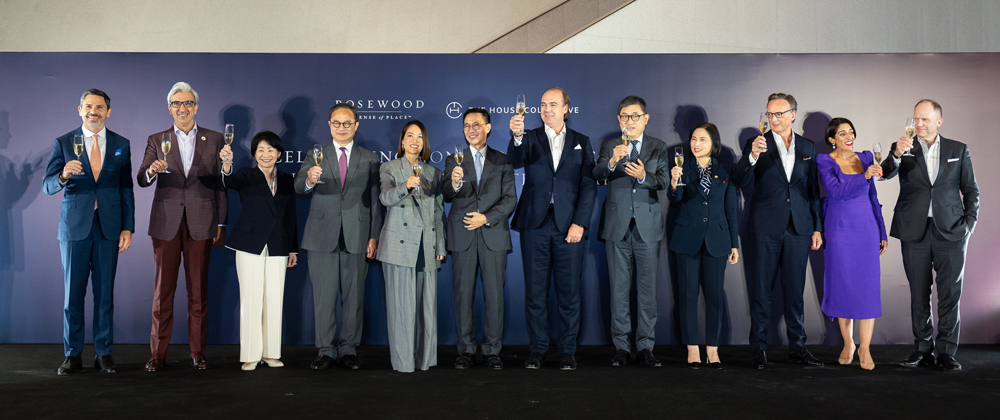 Tim Blackburn, Chief Executive of Swire Properties and Chairman of Swire Hotels and Mr Kevin Yeung, Secretary for Culture, Sports and Tourism (seventh and sixth from left), raising a toast with other guests at the event.