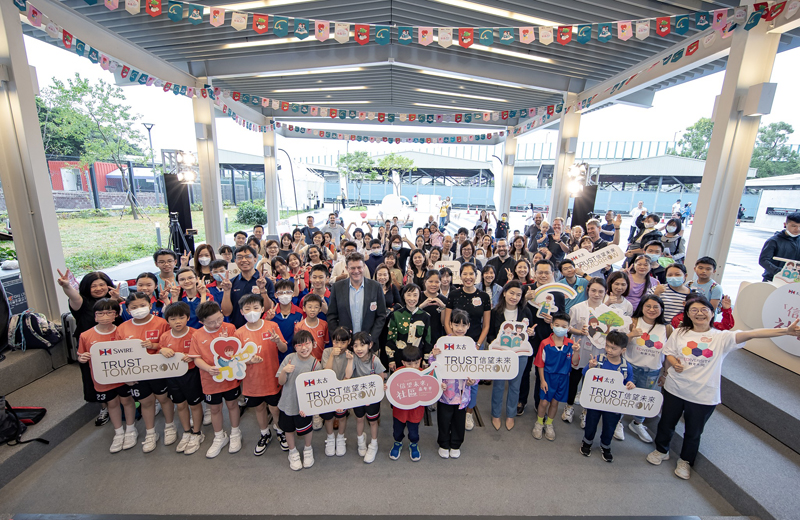 Pat Healy, Chair of the Philanthropy Council of John Swire & Sons (H.K.) Limited, together with Ms Charmaine Lee, Director of Social Welfare of the Hong Kong SAR (both at the centre), launch the “TrustTomorrow Community Funfair” in November.