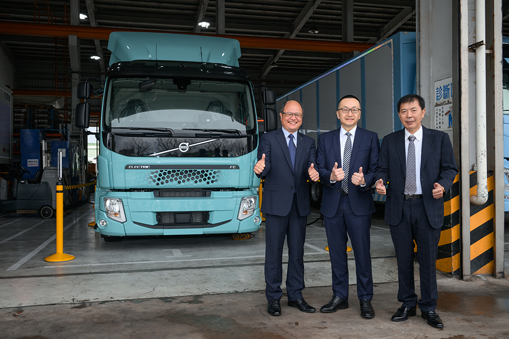 (Left to right) Willy Chen, Director of Commercial Vehicles at Taikoo Motors, Mr John Chou, CEO of Zuellig Pharma Taiwan and Mr Yin-Chin Cheng, President of Long Feng Medical Logistics with the Volvo FE Electric truck.