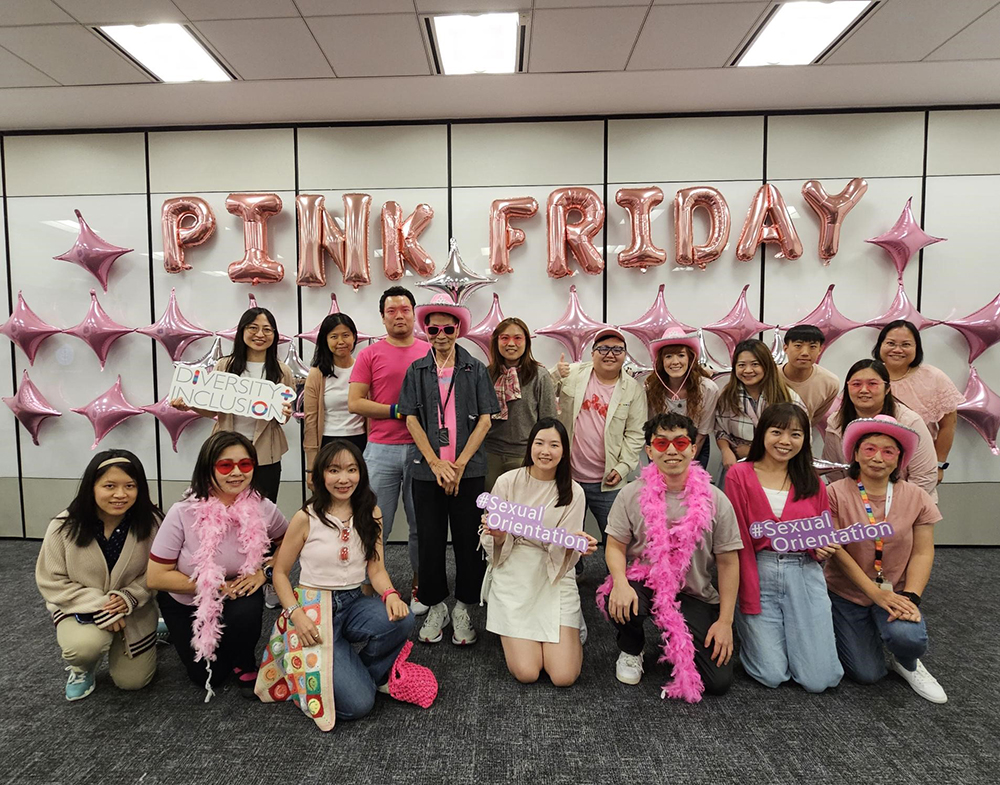 Staff at JS&SHK had a meaningful discussion with Taibo (backrow, fourth from left), one of the lead actors in the movie “Twilight Kiss”.