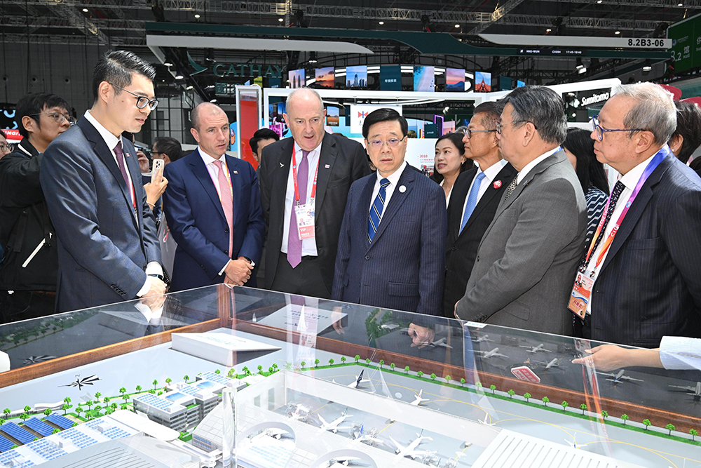 Mr Lee (centre), Mr Paul Chan, Financial Secretary, Mr Algernon Yau, Secretary for Commerce and Economic Development and Dr Peter Lam, Chairman of the Hong Kong Trade Development Council (second, third and fourth from right) were accompanied by John Swire & Sons (H.K.) Chairman Guy Bradley and HAECO CEO Richard Sell (third and second from left).