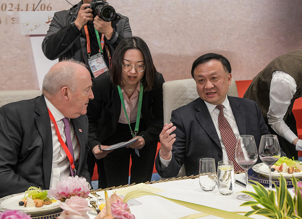 Guy in discussion with Mr Chen Jining.