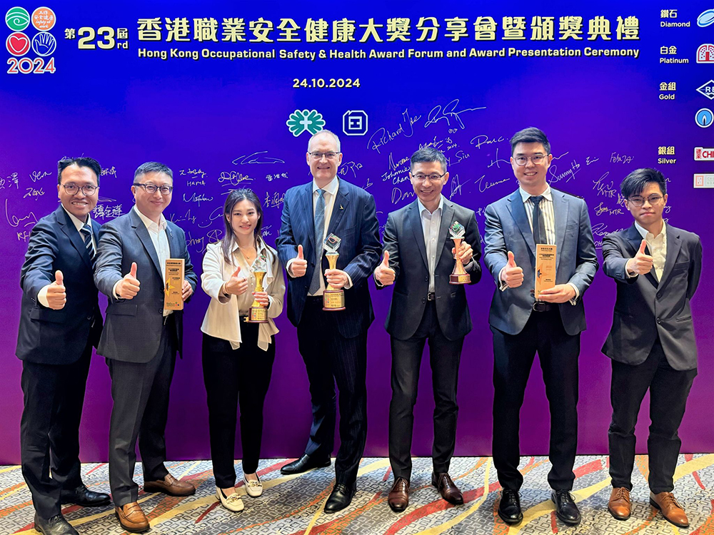 The team from Cathay Cargo Terminal receive the awards at the 23rd Hong Kong Occupational Safety & Health Award. 