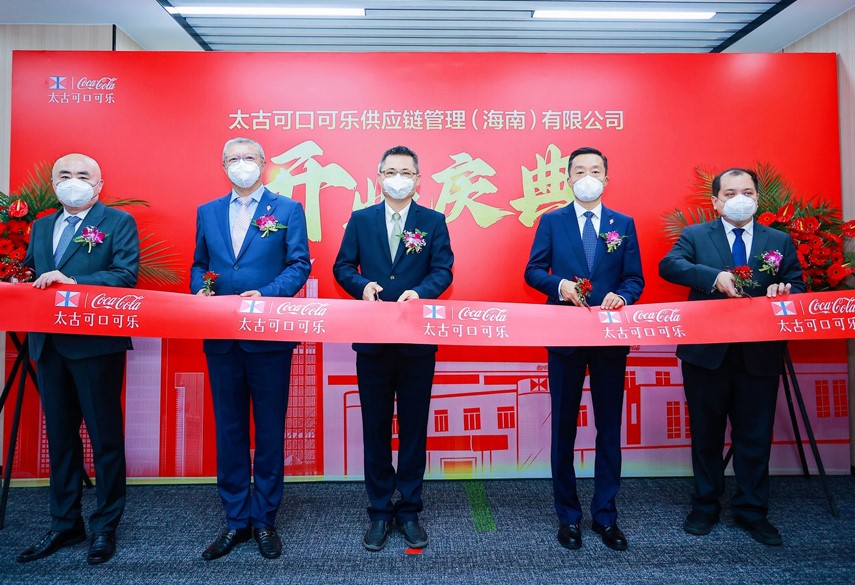 The grand opening ceremony of Swire Coca-Cola Supply Chain Management (Hainan) Company Limited was held on 5 January 2023. Officiating guests at the ribbon-cutting ceremony included Mr Lu Min (centre), Vice Mayor of the Haikou Municipal of Hainan Province, Mr Xu Liang (first from right), Deputy Director of the Management Committee of Haikou Integrated Free Trade Zone and Dang Jian (second from right), Chief Executive Officer of Swire Coca-Cola China.