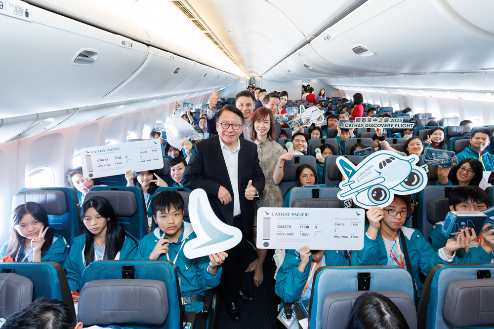 Chief Secretary for Administration of the Hong Kong SAR Government Eric Chan Kwok-ki (left) and Cathay Chief Customer and Commercial Officer Lavinia Lau (right) distribute souvenirs to the participants.
