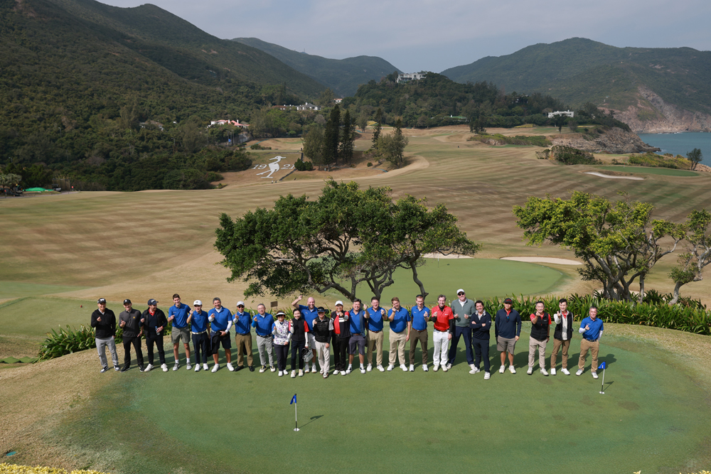 The teams from Swire and HSBC line up for a group photo at Shek O Country Club.